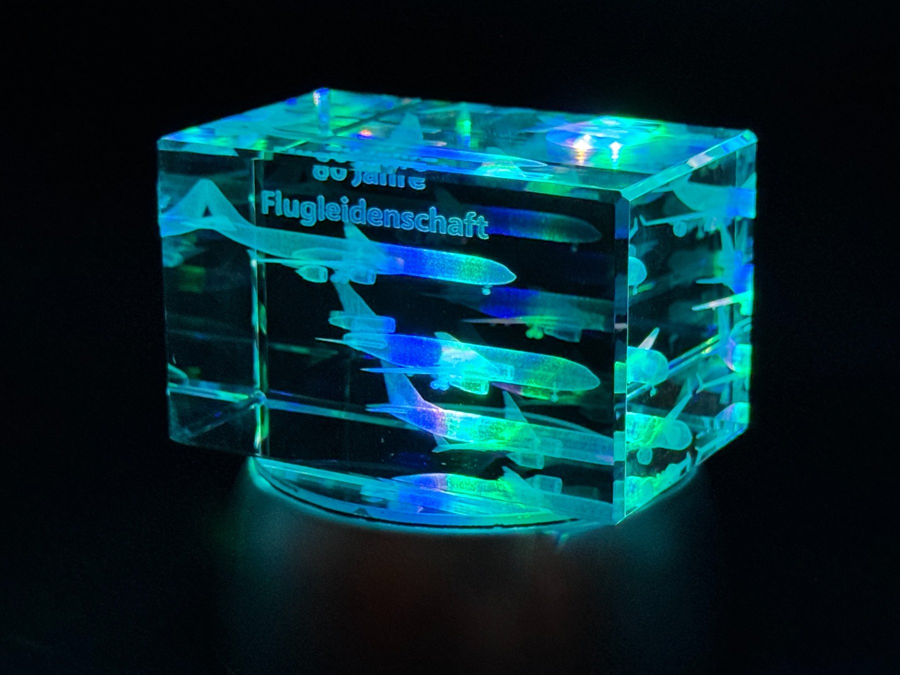 Glasquader mit Flugzeugmotiv und Glas-Innengravur