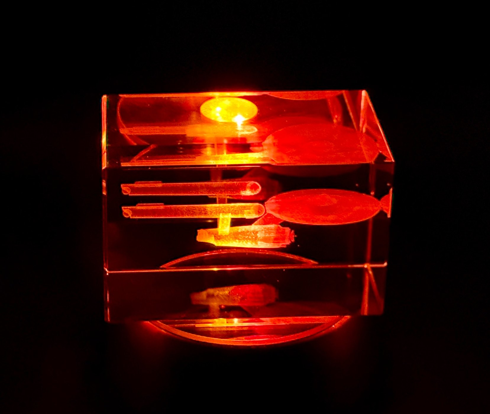 Rot beleuchteter Glasblock